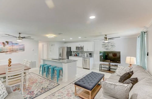 South Bradenton Condo | *Upscale 2/2 condo with pool 6 mins from IMG