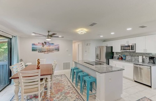 South Bradenton Condo | *Upscale 2/2 condo with pool 6 mins from IMG