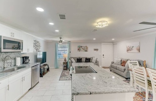 South Bradenton Condo | *Upscale 2/2 condo with pool 6 mins from IMG