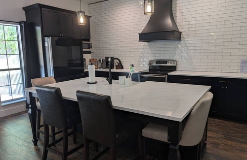 Maryville House | Upscale 2 Bed/2.5 Bath w/Lighted Pickleball Court&Fiber Internet near the Dragon