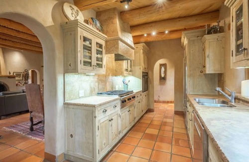 El Prado House | Upscale Adobe home on 2 acres, 20 min to Taos Ski Valley, Mtn Views, Hot Tub