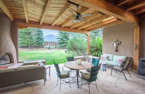 El Prado House | Upscale Adobe home on 2 acres, 20 min to Taos Ski Valley, Mtn Views, Hot Tub