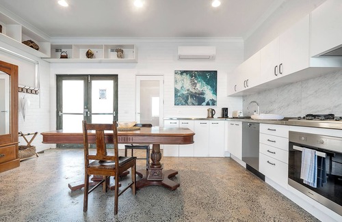 North Bondi Apartment | Upscale Cliffside Studio w/Ocean Views | North Bondi