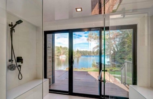 Muskoka Lakes Cottage | Upscale cottage life at this Lake Muskoka 4 bedroom cottage