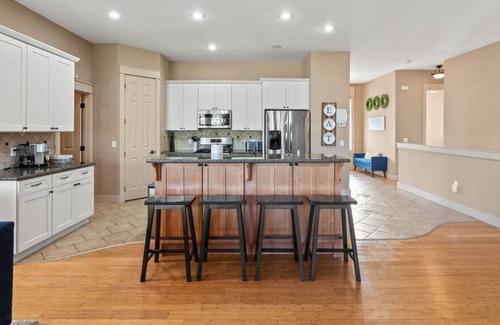 Latah Valley House | Upscale Huge Home/ 2 Decks w Views/ 2 Living Rooms