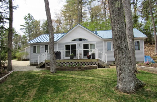 Bucksport Cottage | Upscale Lakefront Cottage - Kayaks, Jacuzzi for 2, A/C, 45 min to Bar Harbor