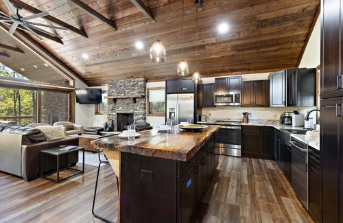 Seven Devils Cabin | Upscale Mountain Cabin w/Living Room Views