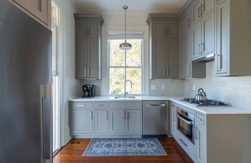 Downtown Charleston Apartment | Upscale Stylish 2b/2b Downtown near Upper King St.