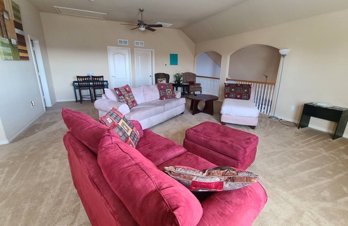 Crowley House | Upstairs Charming 2-bedroom in cool Crowley with AC, WiFi