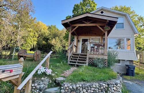 Nassau Cottage | Upstate Lake house Retreat- very cozy, stunning views & exquisitely clean