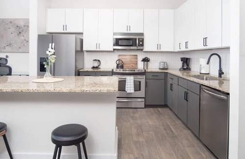 First Ward Apartment | Uptown 1st Ward Corner Unit Superior 2BD Apt