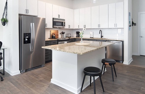 First Ward Apartment | Uptown 1st Ward Corner Unit Superior 2BD Apt