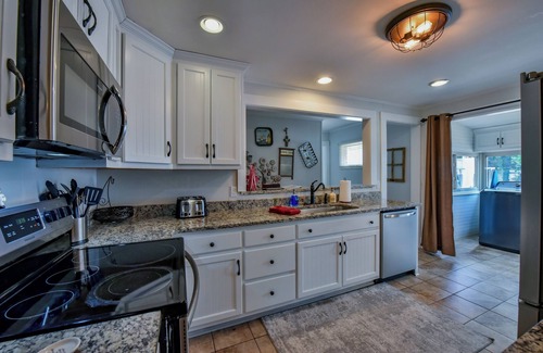 Forest Lake House | Uptown Bama House - Walk to the stadium & downtown!