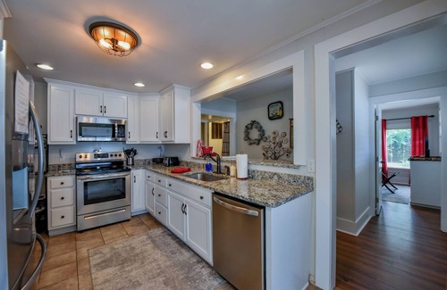 Forest Lake House | Uptown Bama House - Walk to the stadium & downtown!