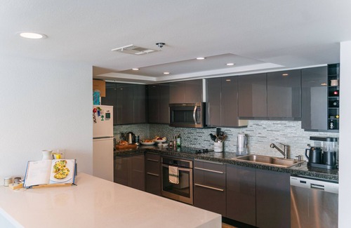 Vista Las Palmas Condo | Uptown Las Palmas Condo w/Pool + Hot Tub for Monthly Rentals