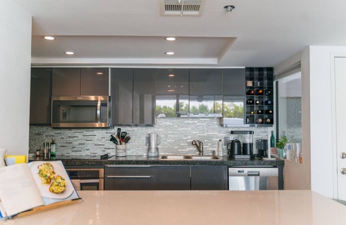 Vista Las Palmas Condo | Uptown Las Palmas Condo w/Pool + Hot Tub for Monthly Rentals