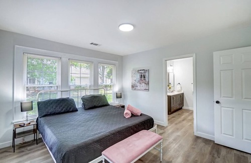 Paw Creek House | Uptown Style I Hot Tub & Fire Pit I King Suite