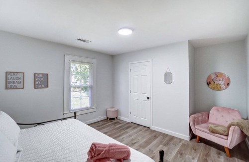 Paw Creek House | Uptown Style I Hot Tub & Fire Pit I King Suite