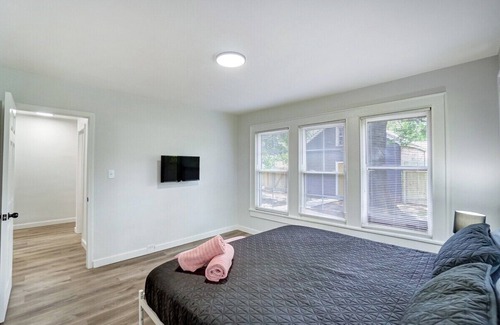Paw Creek House | Uptown Style I Hot Tub & Fire Pit I King Suite