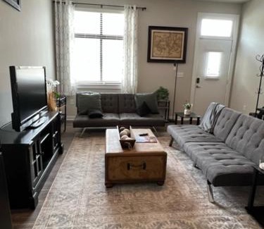 First Ward Apartment | Uptown Townhouse Studio Apartment -WiFi-10 min walk to Spectrum Center