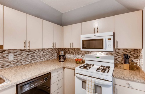 Oak Lawn House | Uptown welcoming 2+2 w/patio & Katy-trail access!
