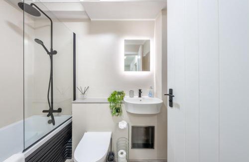 West Ham Apartment | Urban And Trendy Stratford Property Sleeps 8 Free Parking Wifi