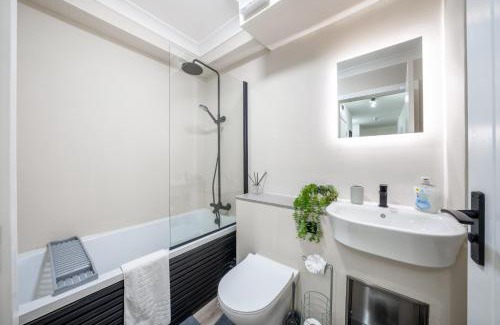 West Ham Apartment | Urban And Trendy Stratford Property Sleeps 8 Free Parking Wifi