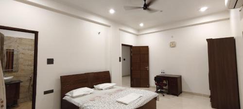 Varanasi Apartment | Urban Bliss- Luxury Villa- Gym, library, 5 Min DLW, 10 Min Station & BHU