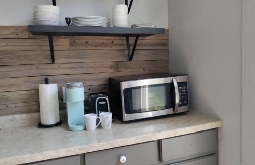Jeffersonville House | Urban Bourbon Stays 2-bedroom house just 5 minutes from Louisville, sleeps 8