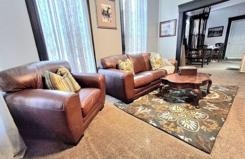 Jeffersonville House | Urban Bourbon Stays 2-bedroom house just 5 minutes from Louisville, sleeps 8