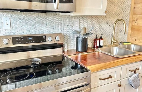 Knoxville House | Urban Cabin-Themed Duplex ⫸ Walk to Happy Holler