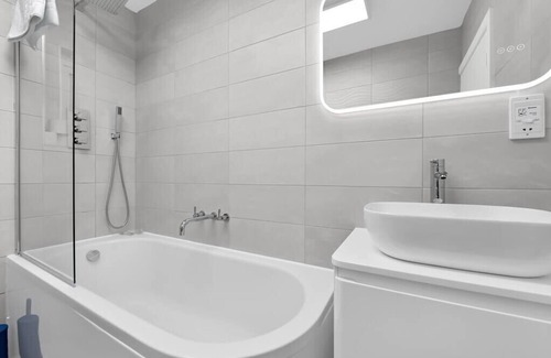 Hackney Wick Apartment | Urban Chic Getaway: 4-BR with an Outdoor Haven