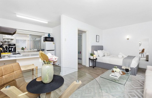 Victoria Park Apartment | Urban Chic Studio by 'the Strip'