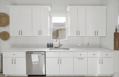 Tobin Hill House | Urban Elegance Retreat ideal location 5 minute walk to The Pearl, N. Riverwalk