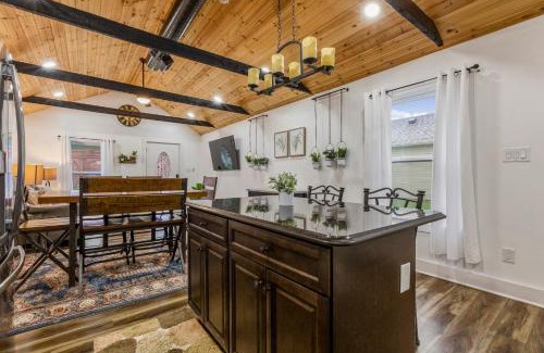 Jeffersonville House | Urban Explorer Pad - 3BR - Backyard -Parking