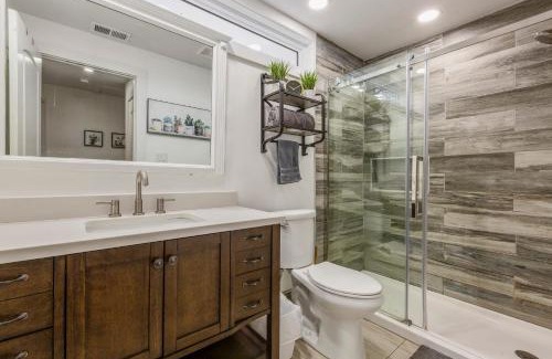 Jeffersonville House | Urban Explorer Pad - 3BR - Backyard -Parking