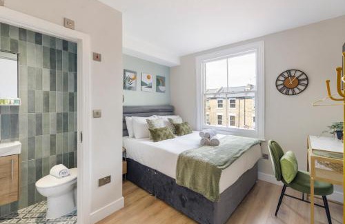 Dalston Apartment | Urban Green Oasis Modern Minimalist Studio