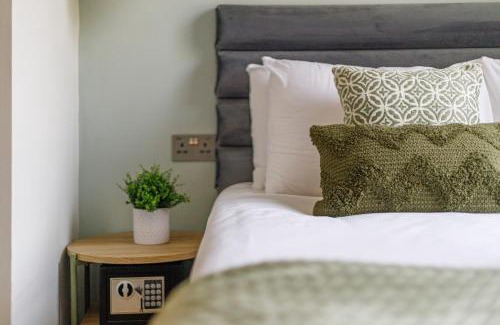 Dalston Apartment | Urban Green Oasis Modern Minimalist Studio