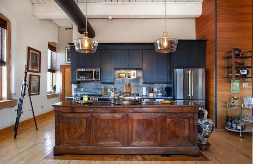 Old City Apartment | Urban Haven Loft Near Market Square