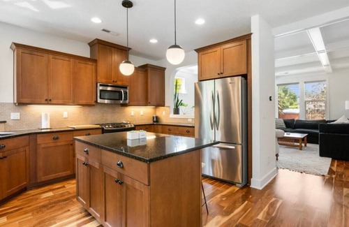 Concordia House | Urban NE PDX 3bd home + bonus room, fenced yard & garage
