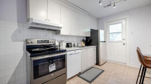 Dufferin Grove Apartment | Urban Oasis, 3-Bedroom Apartment at Prime Location