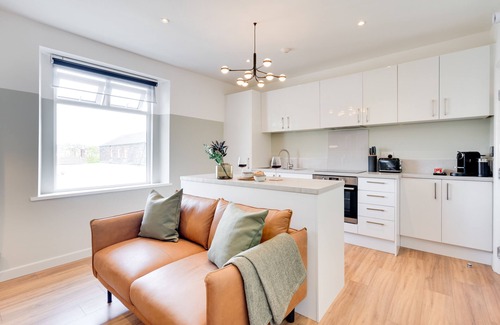 Newport Apartment | Urban Oasis by Keystone
