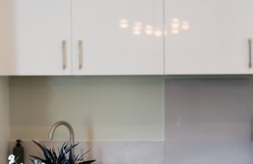 Newport Apartment | Urban Oasis by Keystone