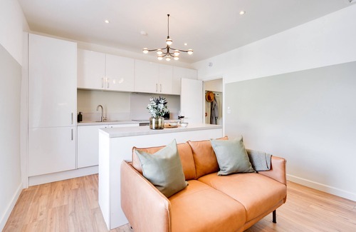 Newport Apartment | Urban Oasis by Keystone