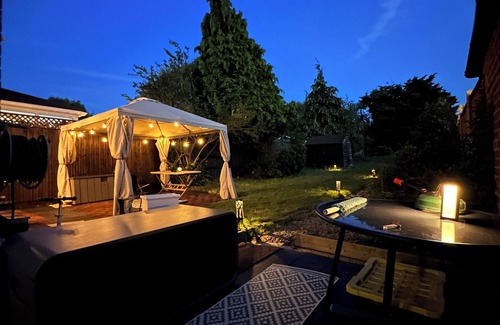 Mottingham and Chislehurst North House | Urban Oasis entire house 3 beds 2 living room with expansive garden