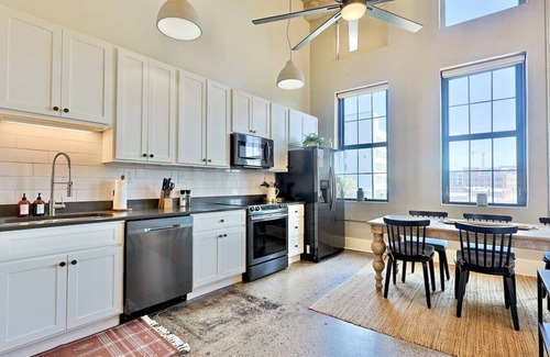 Old City Condo | Urban Retreat w/Downtown Views