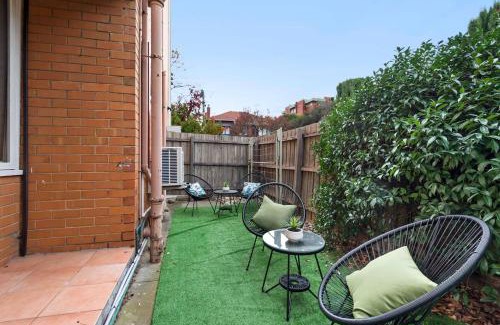 Prahran Apartment | Urban Retro - Experience Vibrant Courtyard Charm