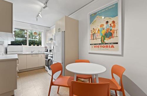 Prahran Apartment | Urban Retro - Experience Vibrant Courtyard Charm