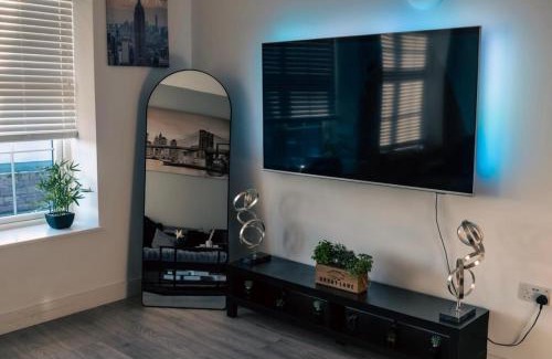 Newport Apartment | Urban View Apartment - Sleeps 6