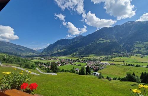 Bad Hofgastein Apartment | Urlaub am Krausberghof, Apartment mit Balkon und Parkplatz, Aufenthaltsraum, Sauna und Infrarotkabine, inmitten der Natur, kostenfreie Kaffeekapseln, 6 Fahrminuten zur Alpentherme Gastein und zur Schlossalmbahn, Spielplatz, großer Gartenbereich